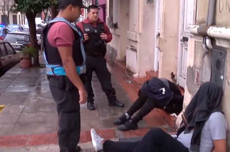 Policía capturó infraganti a dos motochorros en La Boca