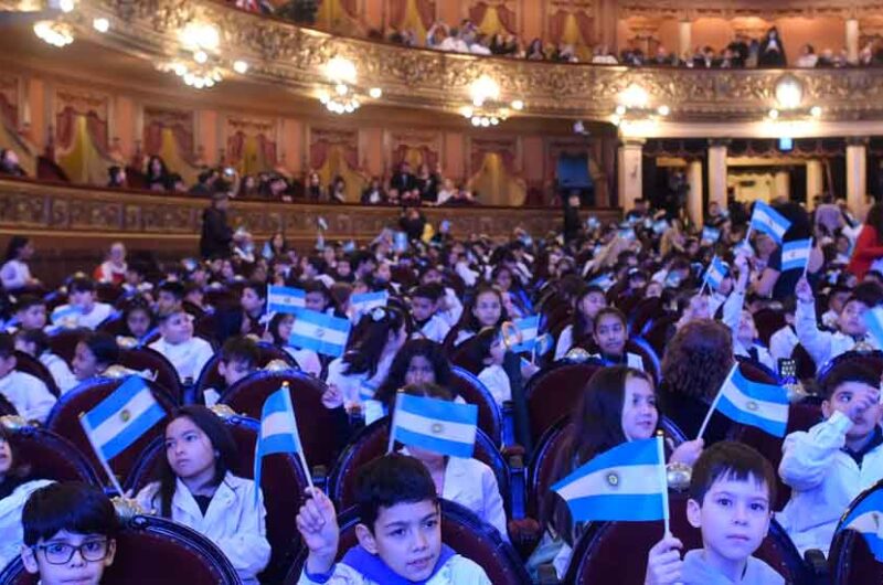 Teatro Colón: Promesa a la Bandera a más de 900 alumnos