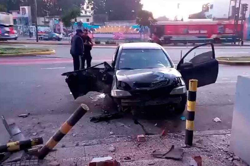 Violento choque de un auto con varios pilares de hierro