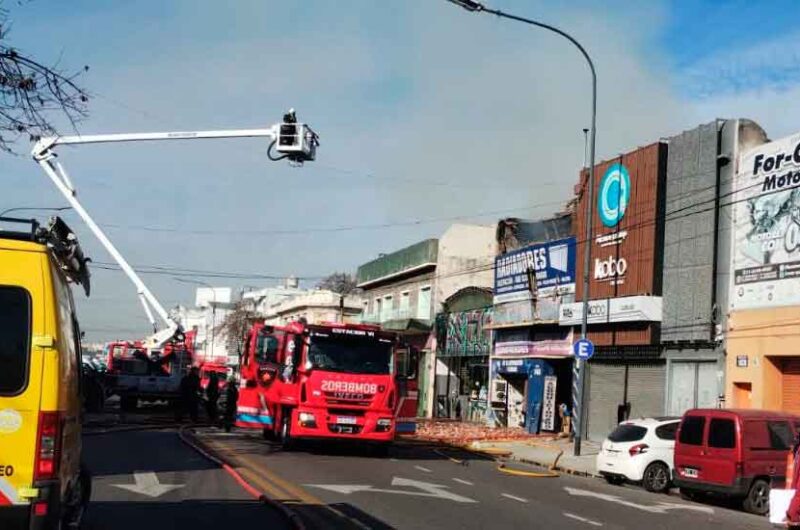 Incendio en local de aires acondicionados en Warnes al 1400