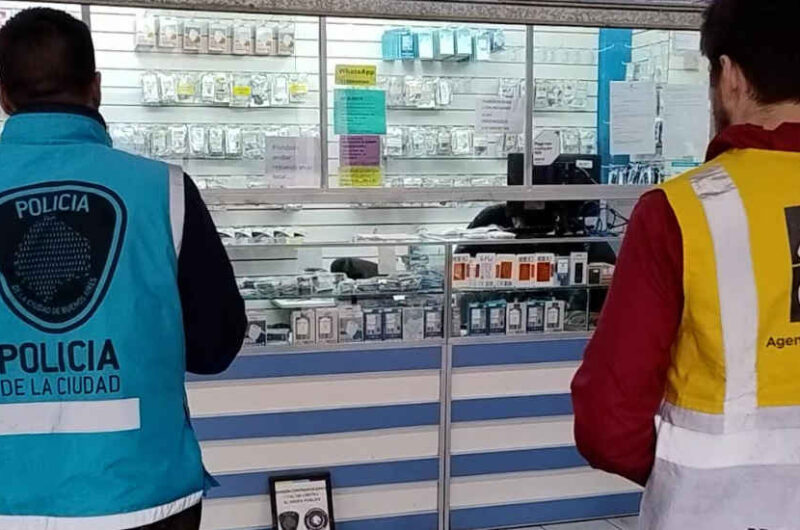 Inspección en locales de telefonía celular en Balvanera