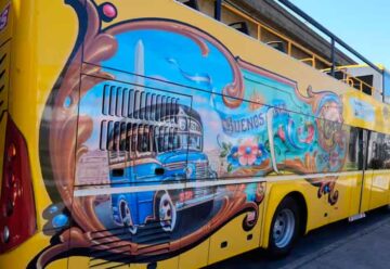 El fileteado vuelve a las calles en los buses turísticos