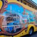 El fileteado vuelve a las calles en los buses turísticos