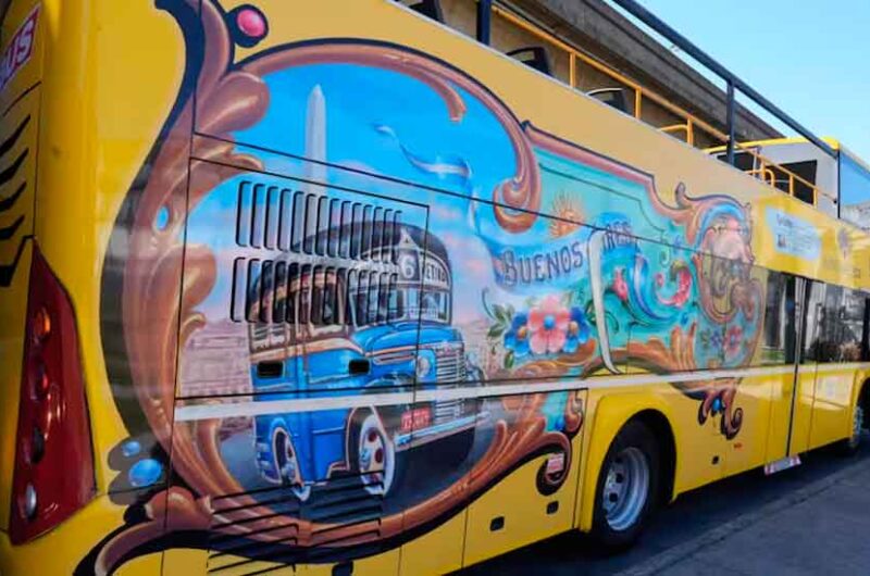 El fileteado vuelve a las calles en los buses turísticos