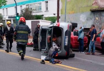 Un automóvil chocó contra dos vehículos estacionados