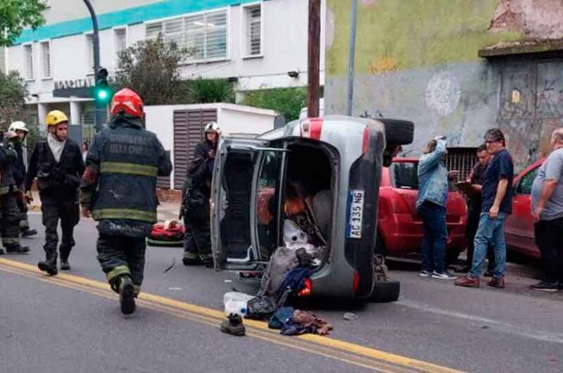 Un automóvil chocó contra dos vehículos estacionados