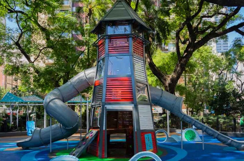 Patio de juegos de Plaza Sobral: un espacio temático e innovador